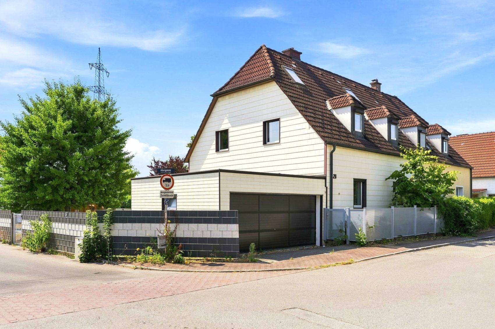 Einfamilienhaus mit Satteldach an einer ruhigen Straße