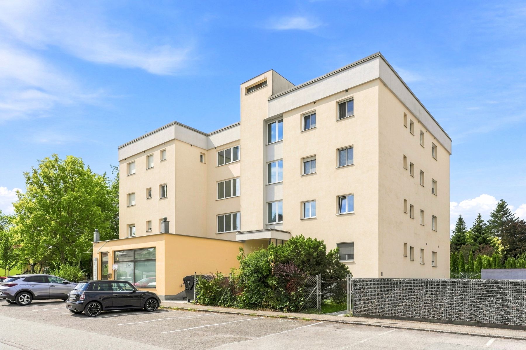Mehrfamilienhaus mit Balkonen an einer Straße