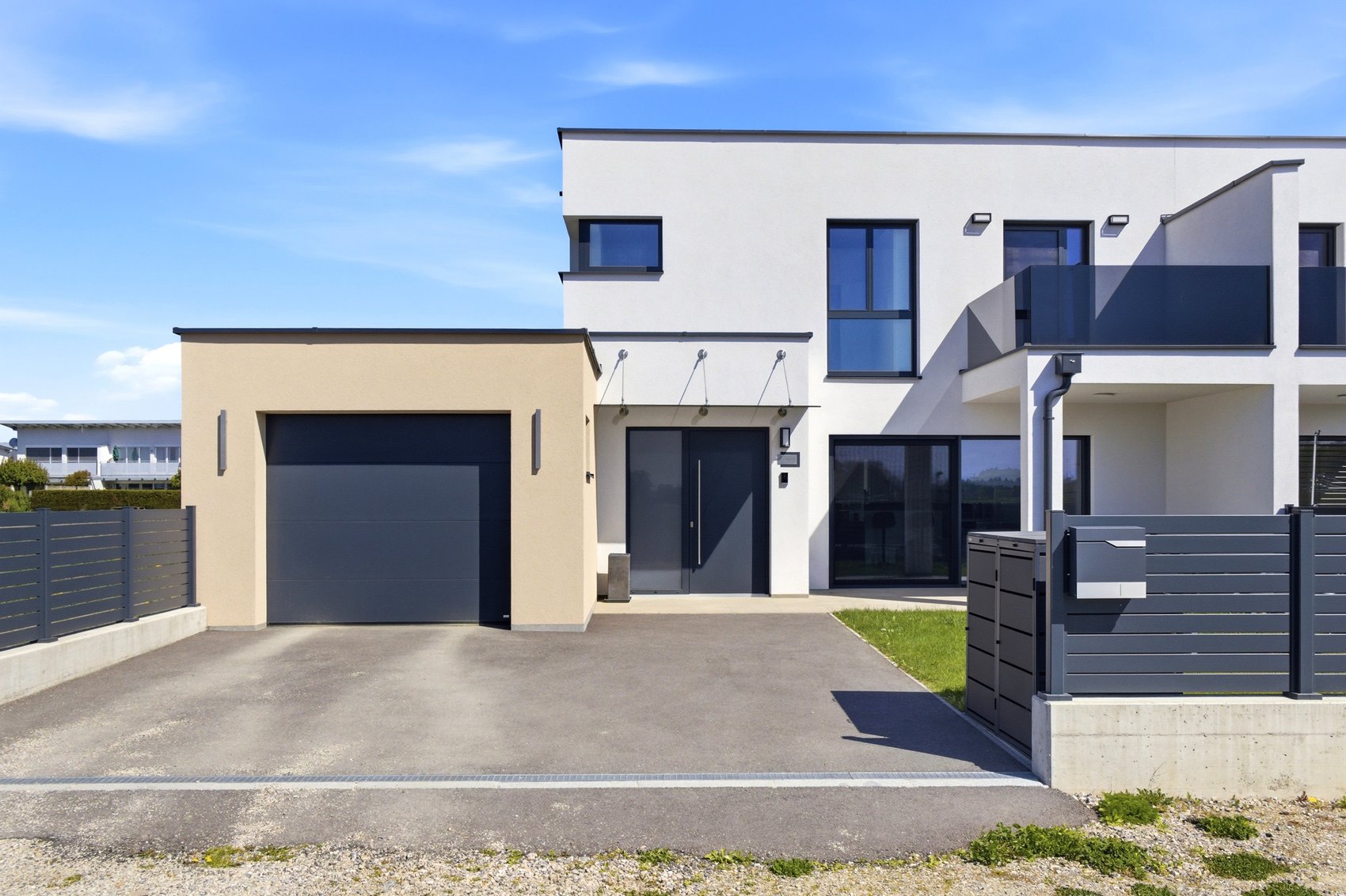 Modernes Haus mit Flachdach, Garage und Balkon