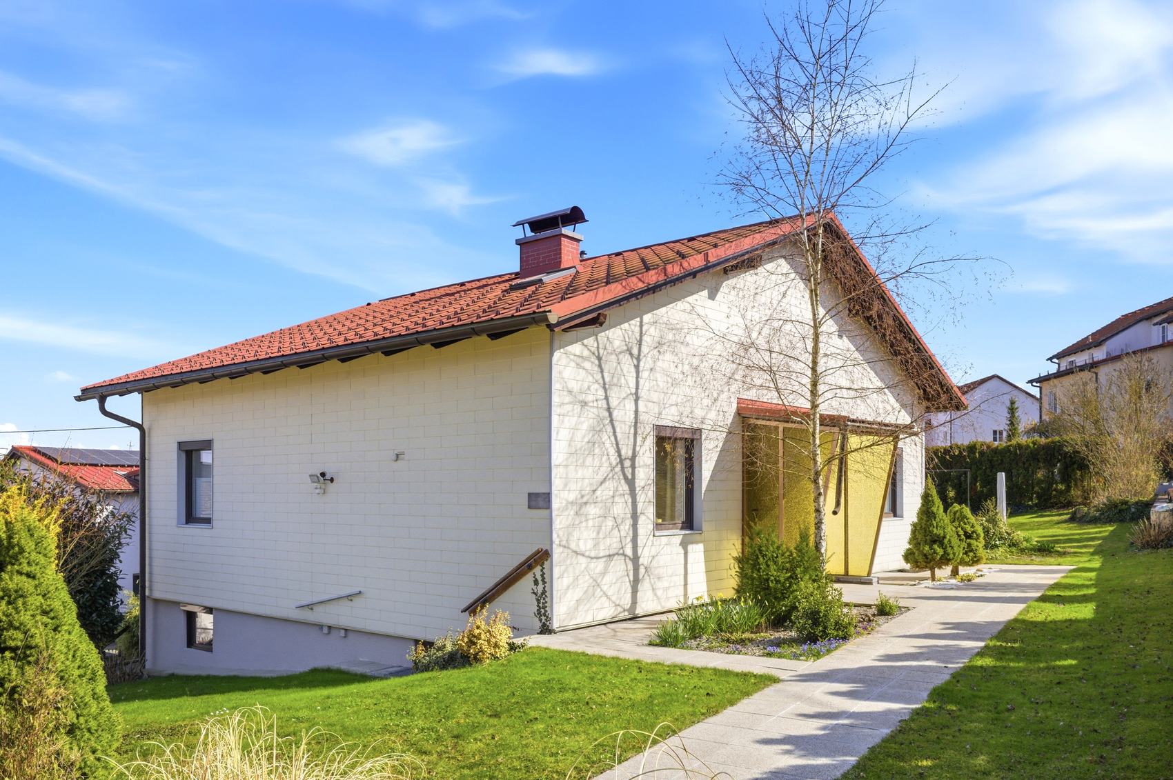 Haus mit Satteldach, Garten und Einfahrt
